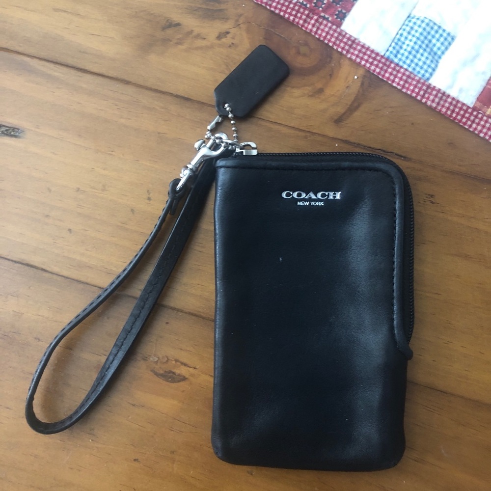 🐝 Coach wristlet